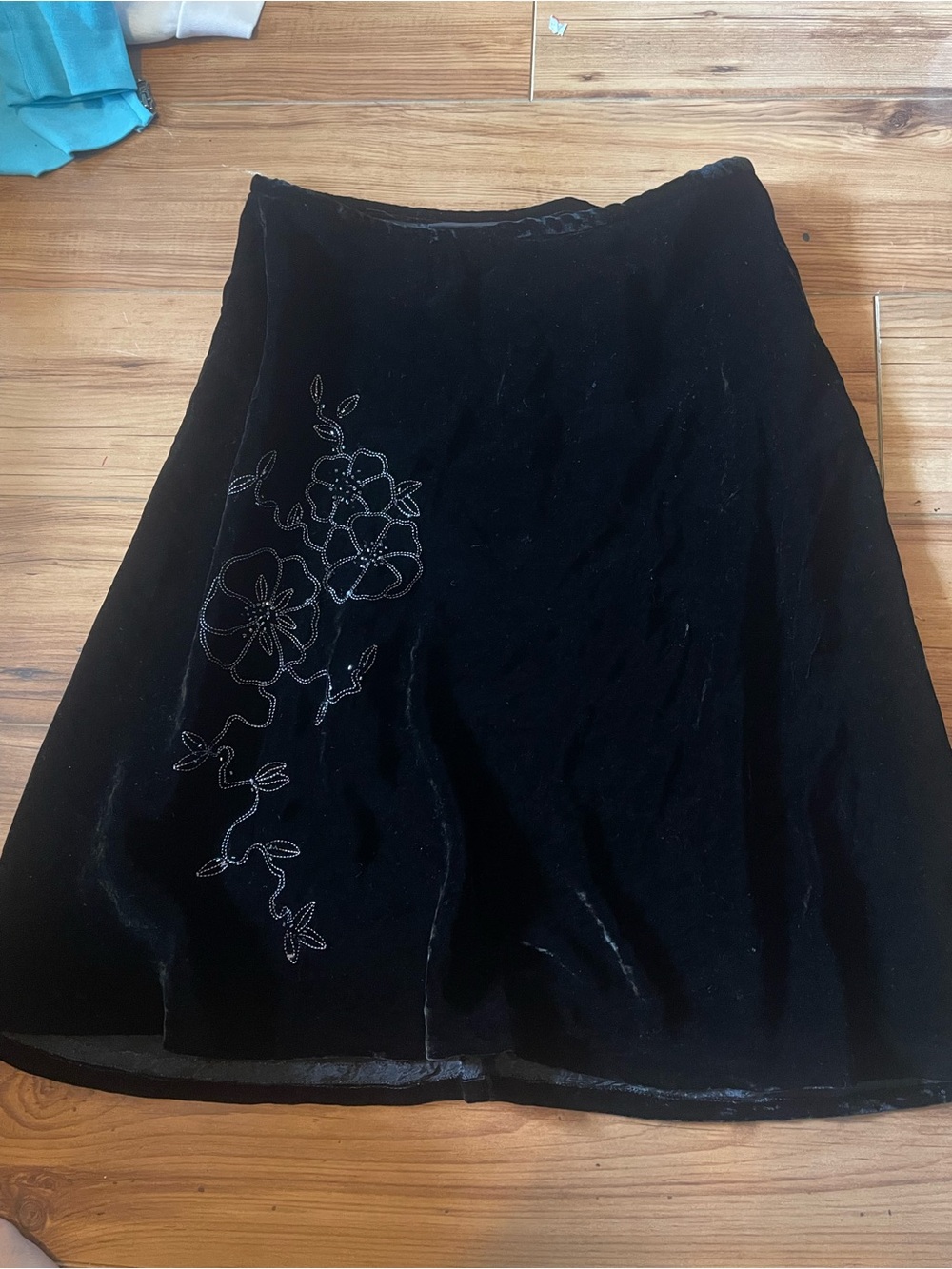 Embroidery mid length skirt